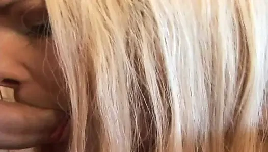 Harika vücutlu sarışın kadın kremsi bir turta alana kadar sert bir yarağın üzerinde kayıyor