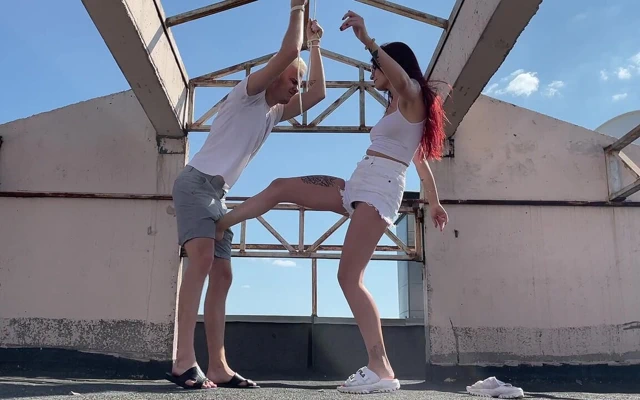 Özgür tanrıça Sofi ile açık havada bdsm aşağılama