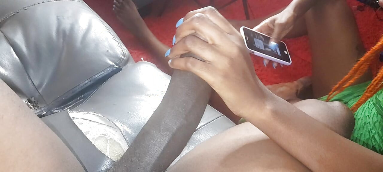 Komşumun fahişe karısının amını çiğnerken sikimi okşuyor