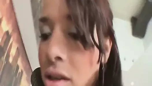 Sıcak seksi Hardcore transeksüel yapmak bir pis barebacked