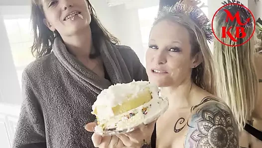 Bts: Kora grup seks yaraklı pastasını paylaşıyor