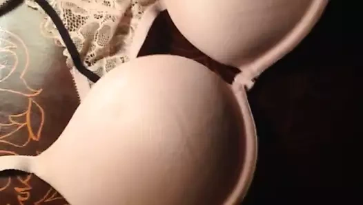 Kız kardeşinin sutyenine boşalmak