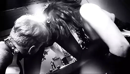 Travesti köleler sahibenin sidiğini yalıyor