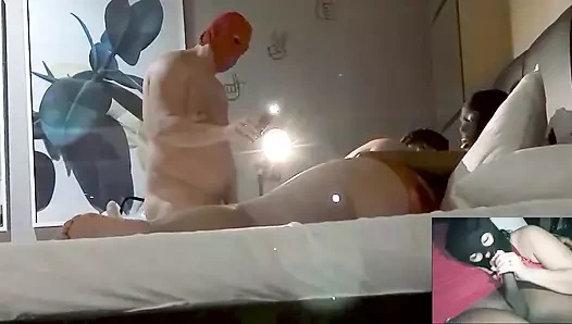 Aldatılan adam sürtük karısının zenci arkadaşı tarafından döllenmesini ve aldatılan kocanın yanlışlıkla büyük boşalmasını filme alıyor