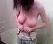 Onun şaşırtıcı göğüsleri sadece dışarı the duş