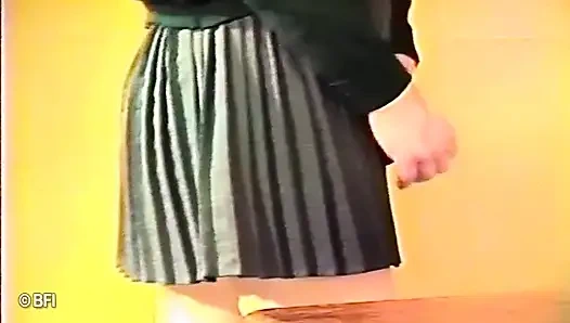 Zavallı genç ateşli kız sınıfta götüne şaplak atıyor