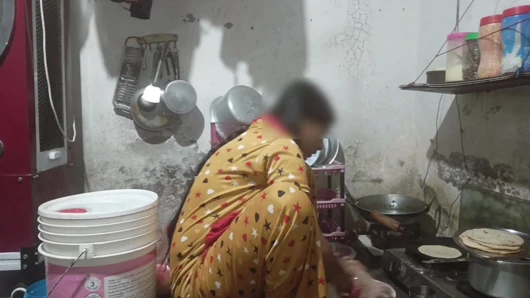 Üvey kız kardeş mutfakta yemek pişirirken