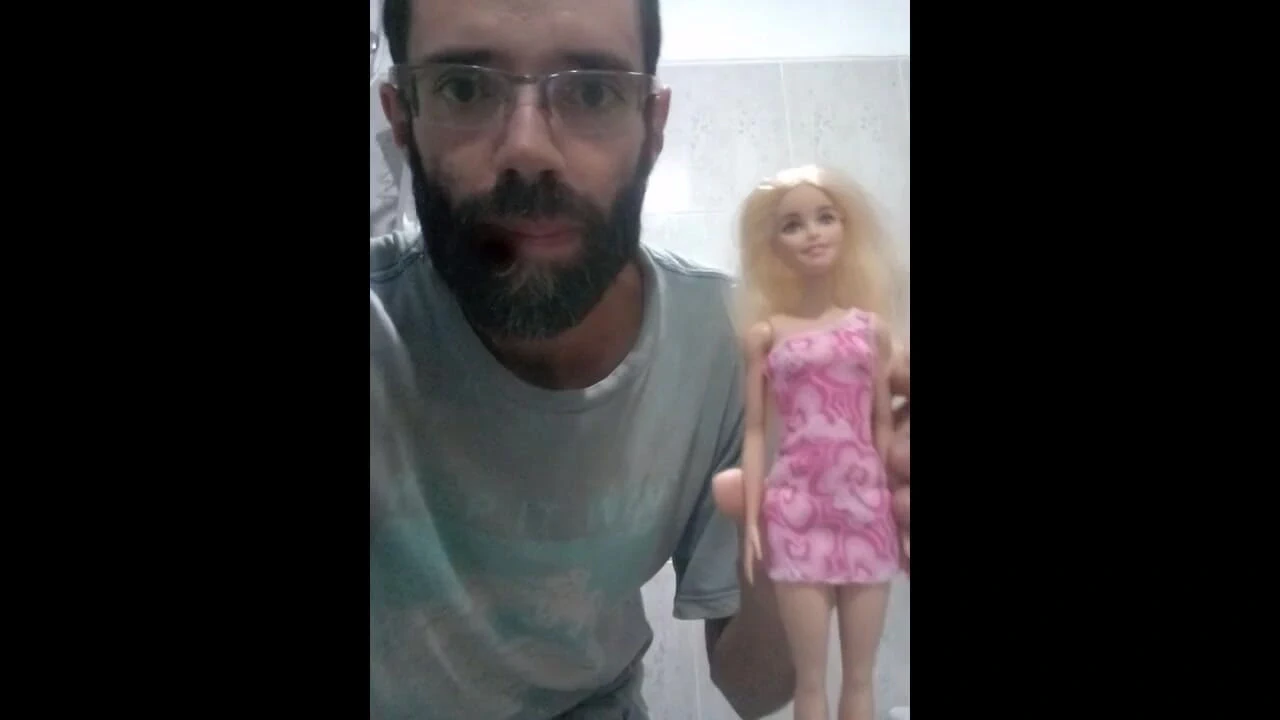 Büyük memeli bebeğiyle banyoda