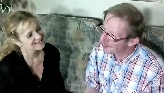 Olgun bayan erkeğinin yarağını emiyor ve sikiliyor