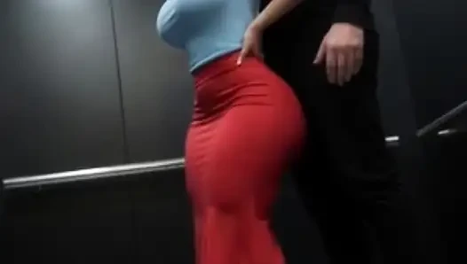 Üvey baba asansörde minyon büyük götlü üvey kızına bastırıyor