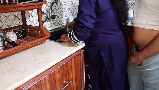 Индийский муж занимается сексом со своей женой на кухне