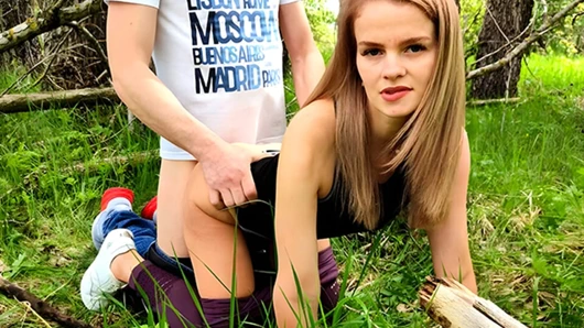 İnternette yeni tanıştık! Amatör hatun bamateurs'ta ağaca karşı sikiliyor