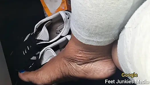 Arabada binerken yalınayak yolcu mavi ayak parmaklarıyla oynuyor