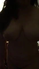 Bbw kız arkadaşı ile büyük göğüsler büyük bir adam için havlu bırakır