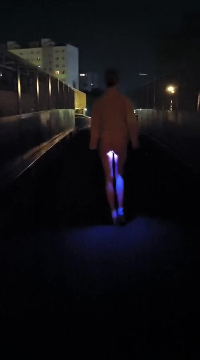 The Nigdy Sokakta Yürürken Flaşlı Popo Plug ile