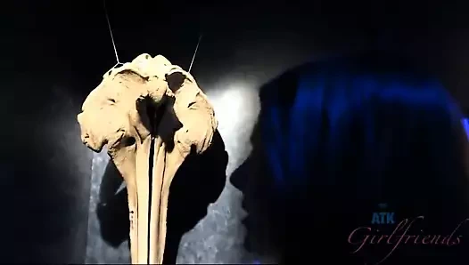 Cali hayes, horozundan cum kabarcıkları yapar!