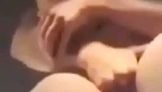 Doggy gefickt und pisst beim Orgassmus