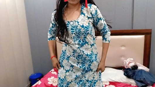 Büyük üvey erkek kardeşinin kalın penisini gören üvey kız kardeş çıldırdı