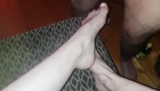 O seksi ayak parmaklarımı yalarken sikini emiyor