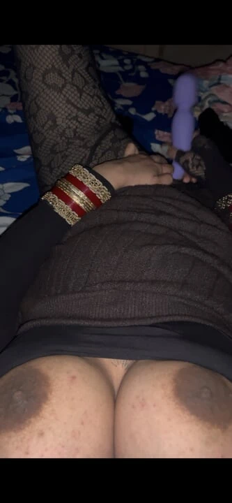 Desi indian newely married wife room me akele fun krte huye dildo k sath