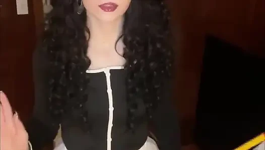 Minyon gotik hizmetçim eğilmeye devam ediyor ve kendime yardım edemedim