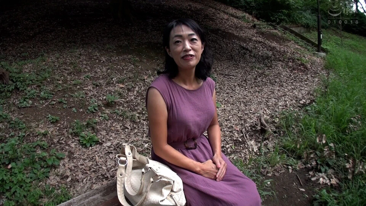 H053g04 sade 60. doğum günü olgun kadın tıraşlı bir amcık! Sıradan bir teyze mükemmel hassasiyetle sallamalı bir vücut yapıyor