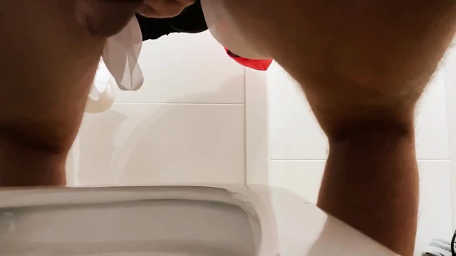 Mini Etek Giymiş Büyük Poposu Olan Crossdresser Işemeye Gidiyor