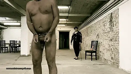 Dominatrix sahibe April - hücre 45, bahçe egzersizi