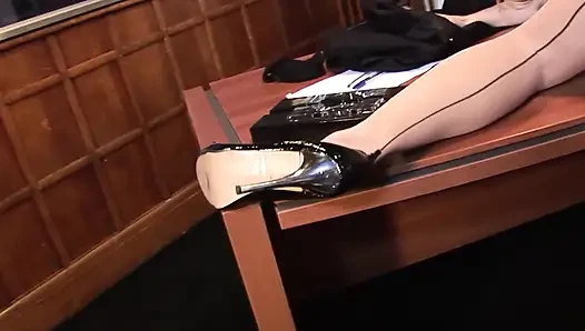 Ofisteki hatunlar iç çamaşırlı büyük memeli sarışın 1_mature ofiste çalışanıyla seks yapıyor