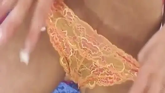 Sarışın orta yaşlı seksi kadın kalın yarağı derine alıyor ve her yerine boşalıyor