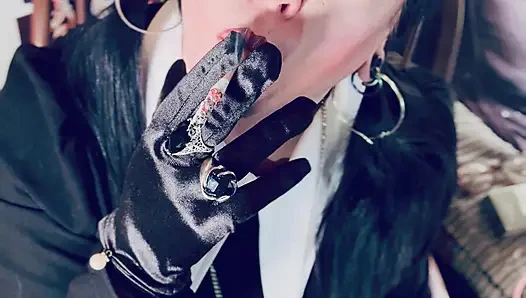 Wednesday addams, tina snua, chain saten eldivenle 2 sigara içiyor - sigara içen kadın sürükleniyor omi ome ucunu kuyruğuna sokuyor