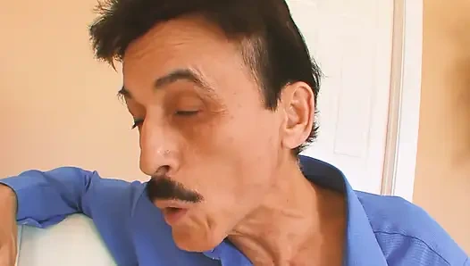 Orta yaşlı seksi kadınlar büyük götlü gavat sahne 2_blonde kocası izlerken büyük bir yarağın tadını çıkarıyor