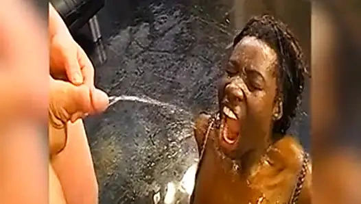 Ağzına Sert Sidik Ve Yutma - Pis Alman Sürtük Doğrudan Kaynaktan Ateşli Sidik Içiyor