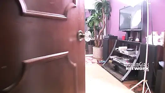 Ateşli gençlerle partiden sonra takma yarakla sikişiyor