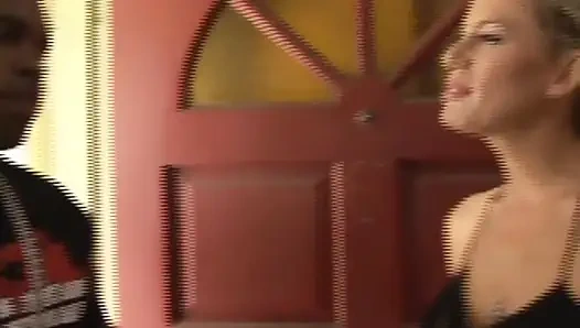 Sansasyonel sarışın büyük yarağı seviyor