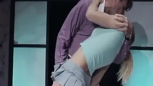 Sarışın orta yaşlı seksi kadın büyük yüze boşalmadan önce büyük yarağı derine alıyor