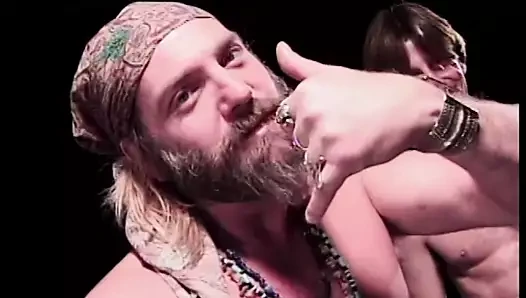 İki kız boks ringinde yarak emiyor