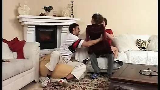 Çekici esmer Alman genç kız iki azgın adam tarafından sikiliyor