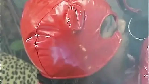 Lateks orta yaşlı seksi kadın zincir tasmalı ve damlayan oral seks yapıyor