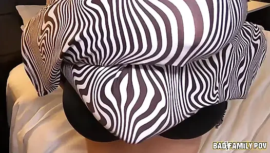 Badfamilypov - büyük memeli orta yaşlı seksi kadın yalanlarını sürdürmek için üvey oğlunu emiyor ve sikiyor