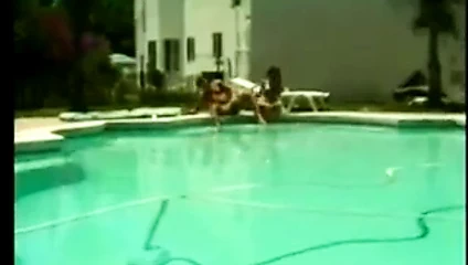 Güzel göğüsleri ile muhteşem genç bebek onu kedi havuz kenarında yaladı alır