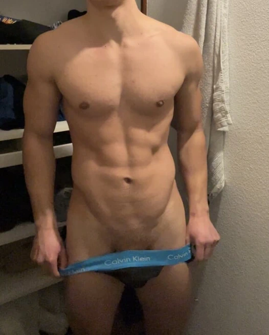 Seksi kaslı sıkı bir sporcuyla soyunuyor