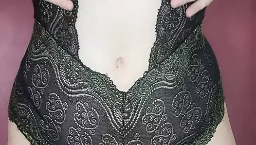 Seksi dantelli tulumumu deniyorum