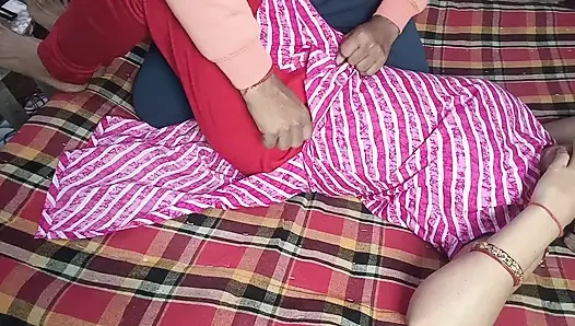 Tannu yenge kayınbiraderi'nin penisini emiyor ve sonra amının susuzluğunu gideriyor.