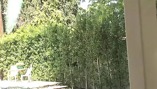 Güzel vücutlu ateşli sürtük kelimenin tam anlamıyla büyük siyah bir yarakla sikiliyor