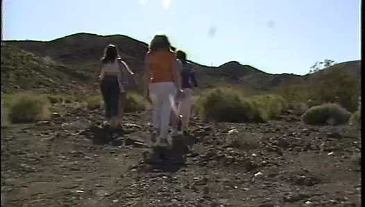 Çölde onun ıslak amını sikikleri ve suyunu içiyor