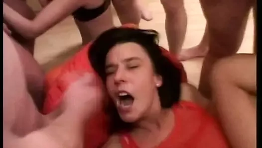 Vahşi ve istekli bir esmer kıçında yoğun sikme