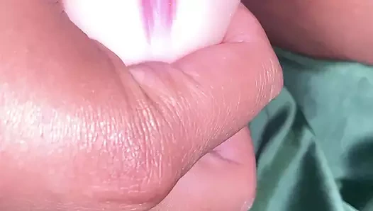 Zenci orta yaşlı seksi kadın şişman zonklayan klitorisini yalamak için üvey oğlunun cep amını çalıyor