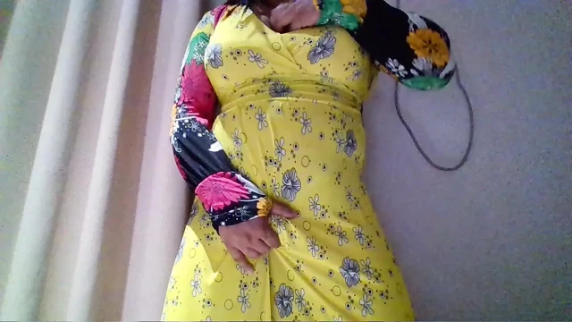 Hintli travesti sarı elbiseli mastürbasyon yapıyor