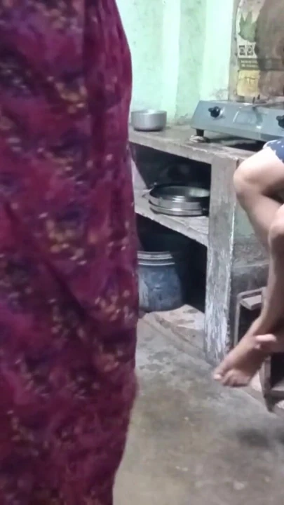 Hint bengalce hizmetçi mutfağı pe kam kar rahi thi moka miltahi hizmetçi ko jabardasti choda malik na. | Klip 1